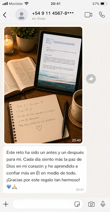 Testimonio del Reto de 30 Días de Oración: diario en tablet con Biblia, vela y mensaje sobre paz y confianza en Dios